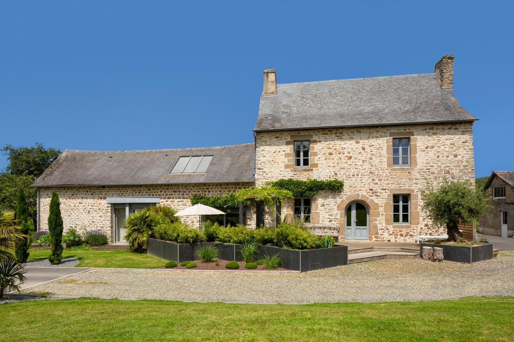 Manoir De La Nogrie - Chambre De Charme Avec Acces Privatif - Piscine Chauffee Sur Domaine 5 Etoiles Val-d'Ize Luaran gambar